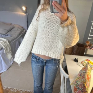 Vit stickad tröja - Säljer en jättemysig vit stickad tröja, har tyvärr inte kommit till användning så mycket. (Inte min bild)