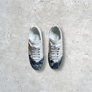 Maison Margiela Paint Splatter Low - Maison Margiela Low Paint Splatters : Blå paintsplatter : Canvas material : Size 41 EU : Used 3ggr typ : 9/10 skick : Köpta för 6k : Fysiskt kvitto finns! : Låda tillkommer : Tuff överlag : Hmu i dm's!