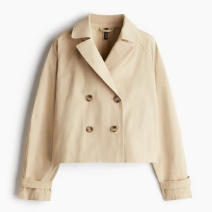 Beige croppad trenchcoat från H&M - Säljer denna jackan då jag köpte för stor storlek, kan tänka mig att byta till en M eller S. Men säljer om någon är intresserad 