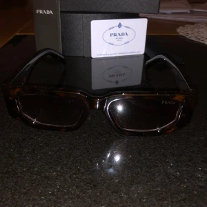 Prada solglasögon  - Ett bra sköna solglasögon mer box papper och allt. De är helt nya och är perfekta till sommaren. Pris kan diskuteras.