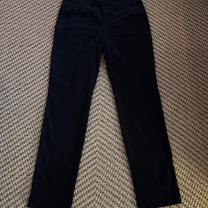 Svarta manchesterbyxor från Massimo Dutti - Snygga svarta manchesterbyxor från Massimo Dutti. Klassisk rak passform med mjukt manchestertyg och diskreta fickor. Perfekta för dig som vill ha en stilren look med lite extra textur. Nypris 1 000 kronor.