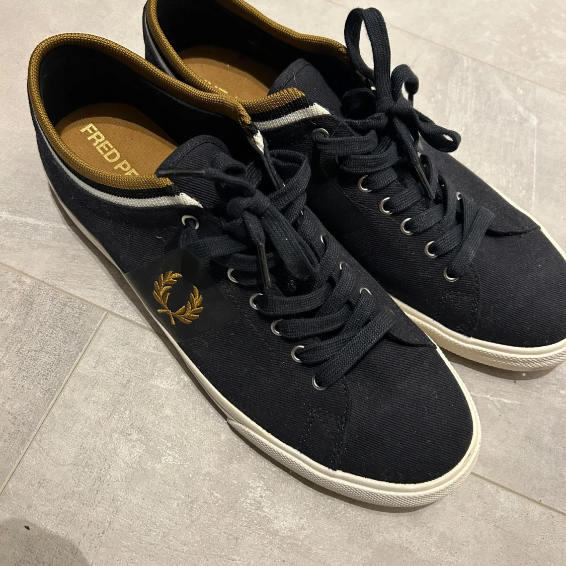 Mörkblå sneakers från Fred Perry - 1