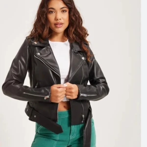 Svart skinnjacka med bälte - Säljer min svarta skinnjacka i storlek S som fortfarande är i jätte bra skick endast för 200kr