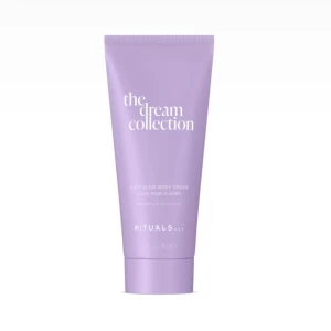 Ny! The Dream Collection Soft Glow Body Cream - Ny! En återfuktande kroppskräm från Rituals med diskret syrenlila skimmer och doft av jasmin och sandelträ. Berikad med blå tusensköna och månsten för en lugnande känsla. Lämnar huden mjuk med ett fylligt, ljuslila skum och subtilt skimmer. 100ml