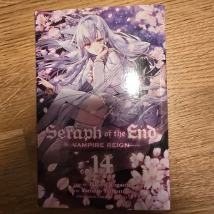 Seraph of the End: Vampire Reign Volym 14 - Manga-bok på engelska, Seraph of the End: Vampire Reign volym 14. Omslaget har en animeillustration med lila och rosa toner, och boken innehåller svartvita tecknade serierutor. Perfekt för dig som gillar action, vampyrer och fantasy. Saknar posterna i boken