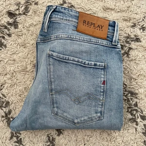 Replay Anbass jeans  - Säljer dessa Replay jeans i modellen Anbass! | Skick 8/10 | Nypris +1400kr, säljer endast för 299kr | Hör av dig vid frågor!
