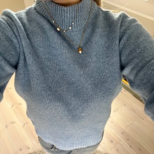 Blå stickad tröja från Massimo Dutti - Säljer en blå stickad tröja från Massimo Dutti i storlek M. 