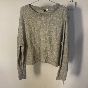 Grå stickad tröja  - Grå stickad tröja från H&M🤍 hör gärna av er vid frågor eller fler bilder🤍