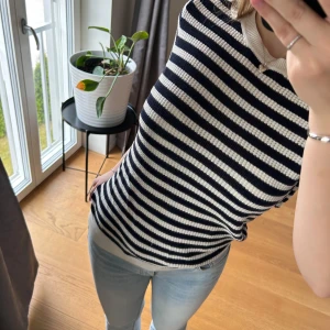 Randig stickad kortärmad tröja - Ribbad kort tshirt. Aldrig använd.