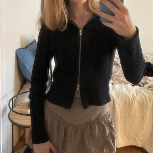 Populär kofta Gina Tricot strl M - Jättefin kofta med dragkedja upp och nedtill, populär och såldes slut! Strl M men passar mig som har S. Marinblå (kanske ser svart ut på bild)