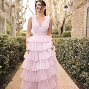 Ljusrosa volangklänning  - Säljer denna bal klänningen som jag har använt en gång. Slutsåld på hemsidan. Nypris 1799kr🥰