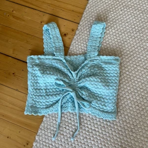 Ljusblå stickad topp - Söt stickat linne från Hollister. Inte använd mer än 2 gånger 