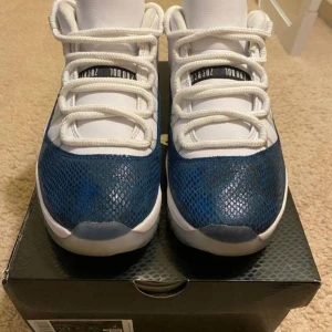 Jordan 11 blue snakeskin - Tjo, säljer ett par Jordans 11or ”blue snakeskin” i modellen low använda ett tag, dock inte mycket repor eller skador på skorna så dessa är ganska så fräscha. Säljer pga ändrad stil, kan gå ner i pris vid snabbaffär🏷️🏪💨!