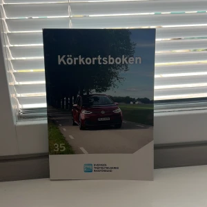Körkortsboken - Körkortsboken från Sveriges Trafikutbildares Riksförbund (STR) är en omfattande lärobok för dig som vill ta B-körkort. Boken är i A4-format med mjuka pärmar och har en framsida med en röd bil på landsväg. Upplaga 35, tryckt av Ljungbergs Tryckeri.
