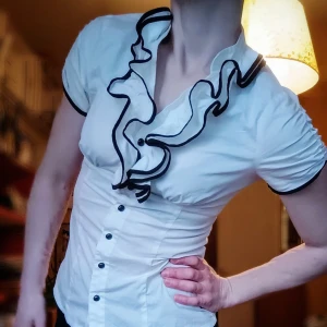 Vit blus med svarta detaljer från Attin - Säljer en superfin vit blus från Attin i storlek S. Den har svarta dekorativa detaljer som ger en snygg kontrast och en elegant look. Perfekt för både vardag och fest! 💫