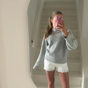 Vita shorts med broderade detaljer - Säljer ett par vita shorts med fina broderade detaljer längs ned. Shortsen har två fickor. (Dessa sitter ganska tajt på mig eftersom att jag nu har 170 i storlek) men de passar fortfarande så jag skulle säga att shortsen även passar en 158 kanske en 164 om man vill att de ska sitta tajt. De är väldigt stretchiga i midjan❤️❤️