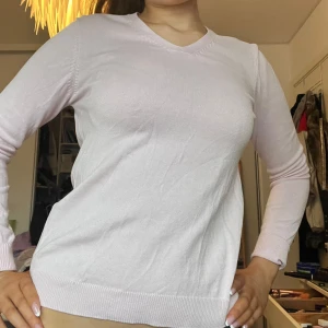 Ljusrosa tröja - Så himla fin och lite tunnare än en vanlih tjocktröja.