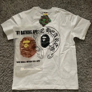 Vit Bape Chrome Hearts t-shirt - Helt ny aldrig använt. Storlek Medium. Orginal förpackning och alla taggar finns😀