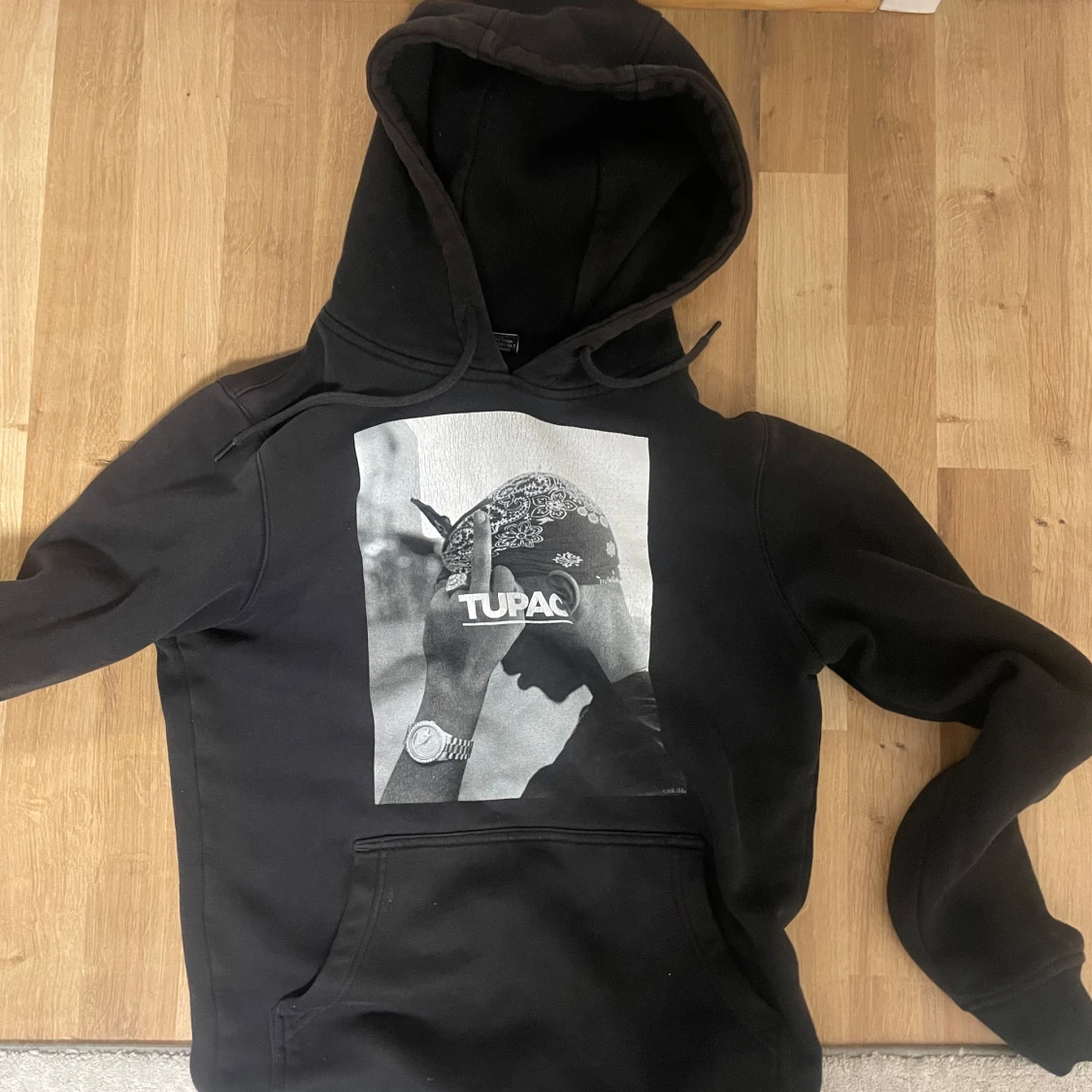 Svart hoodie med Tupac-tryck från Mister Tee
