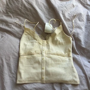 gul topp - intressekoll denna söta toppen som jag köpte utomlands, märket reserver men finns exakt likadan på zara💗