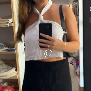 Vit topp  - Vit topp från Bershka. Perfekt till sommaren, använd fåtal ggr!