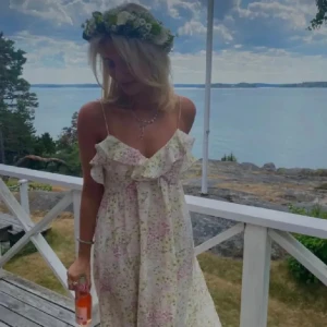 Sommarklänning  - INTRESSEKOLL! Superfin klänning, populär och passar till exempelvis midsommar🩷priset är inte helt hundra, tar emot bud både högre och lägre