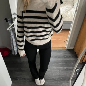 Beige och svart randig stickad tröja från H&M - Säljer en mysig stickad tröja från H&M i beige med svarta ränder. Tröjan är i storlek xs🤗