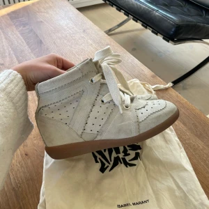 Isabel Marant Bobby - Säljer mina Isabel Marant Bobby, storlek 37. Dom är fint skick, inga hål eller defekter💞man får med dustbag till båda skorna.