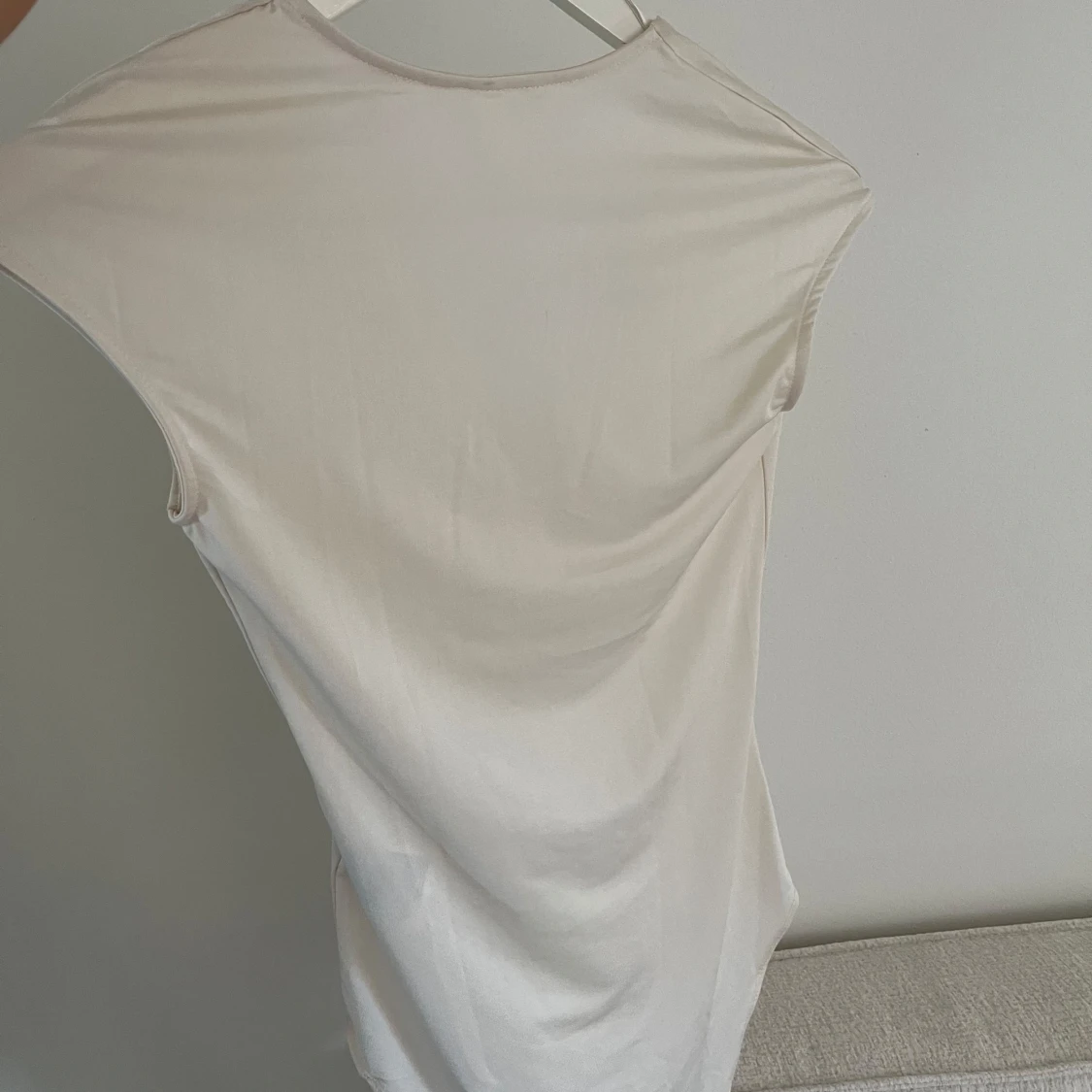 Vit v-ringad bodysuit  - 1