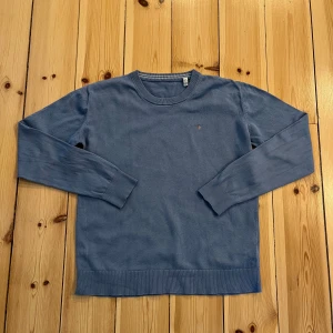 Ljusblå Gant Tröja - som är i mycket bra skick men kan anses lite urtvättad. ✅  Står 158-164 men är lite större än så och är som en XS. Skriv till mig om prisförslag!