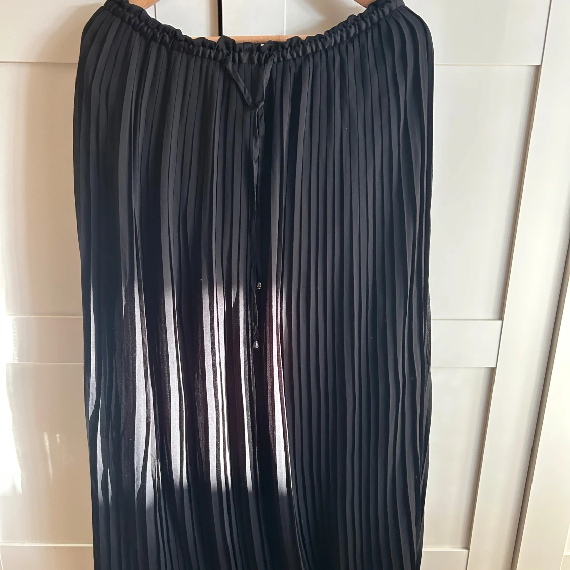 Svart plisserad långkjol - 1