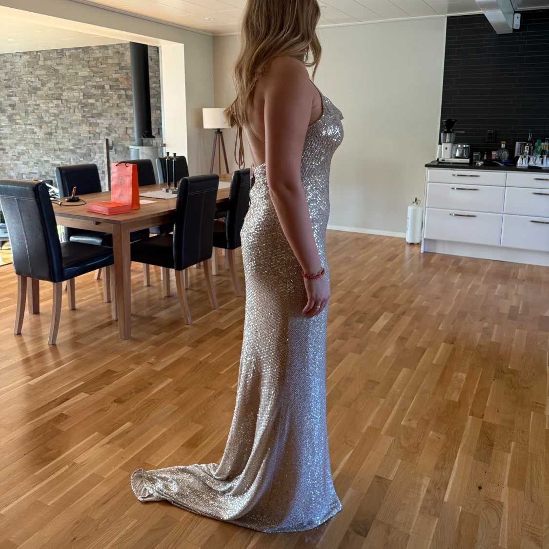 Glittrig balklänning 