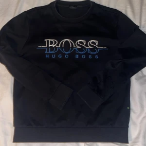 Hugo boss crewneck - Säljer denna hugo boss crewneck Vit med blå hos loggan, bra skick den passar till 164-S