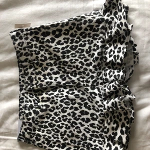 Leopardmönstrad kjol med volang från Zara - Snygg svarvit kjol från Zara med leopardmönster och volangdetaljer längs benen. Shortsen har fickor både fram och bak och en bekväm passform. Perfekt för i sommar!😍