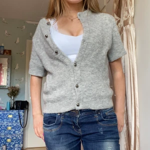 Ljusgrå kofta  - Säljer en ljusgrå kofta från Gina, alla knappar är kvar. Den är lite nopprig men inget man tänker på den är fortfarande helt mjuk. skriv om ni har frågor 💞💞💞
