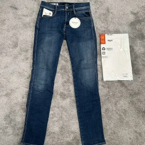 Replay - Replay jeans. Aldrig använda och allt og medföljes. W28 L32. Skickas snabbt! Går ej ner i pris