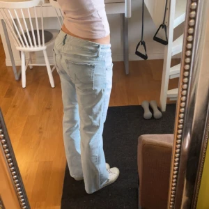 Ljusblå jeansbyxor från LTB - Säljer ett par ljusblå jeansbyxor från LTB i färgen Blue Addicted. Byxorna är i modellen Roxy och i storlek 27/32💞. De har en liten orange prick på ena benet som knappt syns som visas på tredje bilden💞 skriv om du har fler frågor!