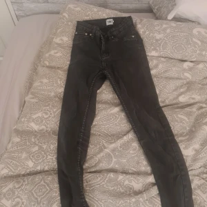 Svarta skinny jeans från 157 - Svarta skinny jeans från 157 med klassisk femficksdesign och normalhög midja. Jeansen har smal passform och är tillverkade i stretchigt material för en bekväm känsla. Perfekta till många olika stilar.
