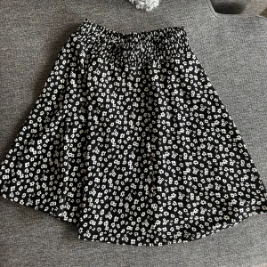 Supersöt blommig kjol - Blommig kjol från lager 157 storlek xs/s men passar även mig som är lite längre (171), knappt använd!