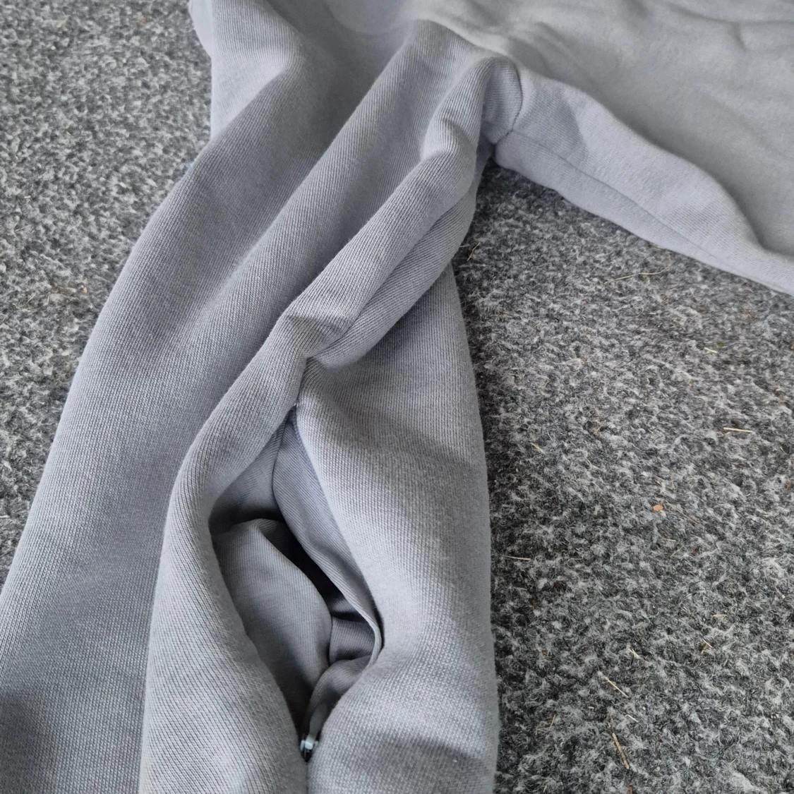 Grå mjukisbyxor och hoodie från Hoodrich - 4