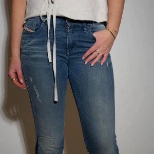 Blå bootcut jeans från Diesel - Snygga blå jeans från Diesel med bootcut passform. Med mörk blå sidor (produkt 015) 