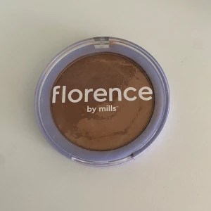 Florence by Mills Marble Bronzer Cool Tones - Säljer en Florence by Mills Marble Bronzer i nyansen Cool Tones. Kommer i en rund, lila plastförpackning med genomskinligt lock. Perfekt för att ge ansiktet en naturlig solkysst look. Sparsamt använd. 