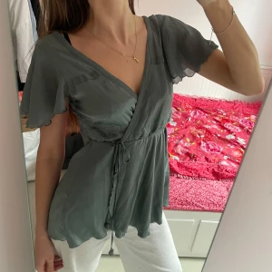 Stella McCartney topp - Snygg Stella McCartney x HM omlottopp i silke🥰🥰🥰 Storlek 42 men tycker den passar M💕💕💕