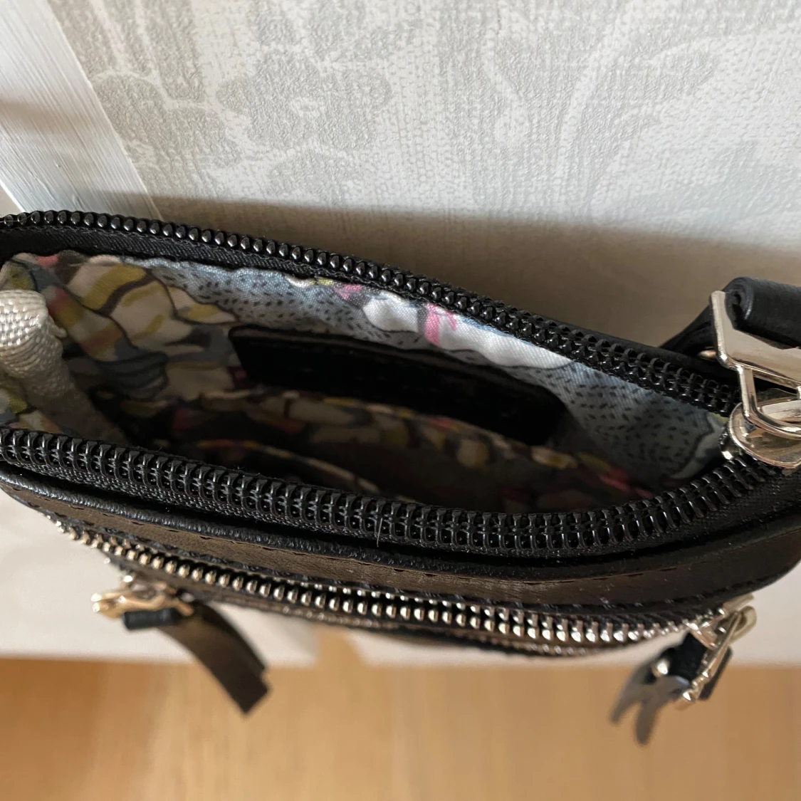 Svart axelväska med dragkedjor - 4