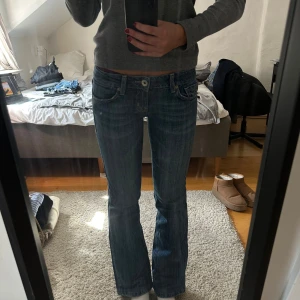 Blå bootcut jeans med detaljer på bakfickan - Säljer dessa miss me jeans som inte kommer till användning längre 💛