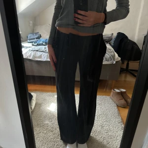 Svarta kostymbyxor med raka ben - Säljer dessa kostymbyxor som är lite insydda i midjan💛