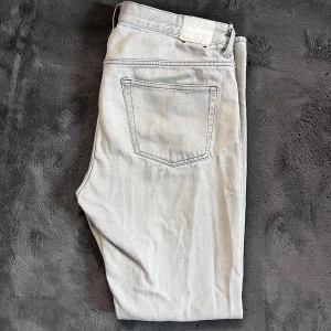 Weekday jeans - Säljer ett par ljusgrå jeans från Weekday, modell Space/loose passform. Perfekta för dig som gillar en stilren och enkel look. Storlek 32/34, skick 8/10 någon fläck, pris går att diskutera✅