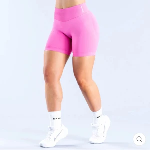 Dfyne impact  - Säljer ett par rosa shorts från DFYNE i den kända modellen ”impact”. De är bara använda 2 gånger och har inga defekter alls. Storlek S, jag tycker inte att de är små i storleken 💗kom privat för fler bilder 💗 formar ens kropp så fint, säljer då jag har andra färger 