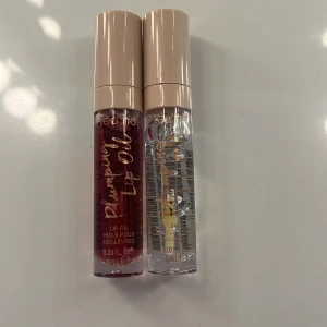 Plumping Lip Oil duo från Technic! - Två plumping lip oils från technic, en transparent och en rödtonad. Båda har glansig finish och kommer i smidiga tuber med beige lock. Perfekt för att ge läpparna extra volym och glans.