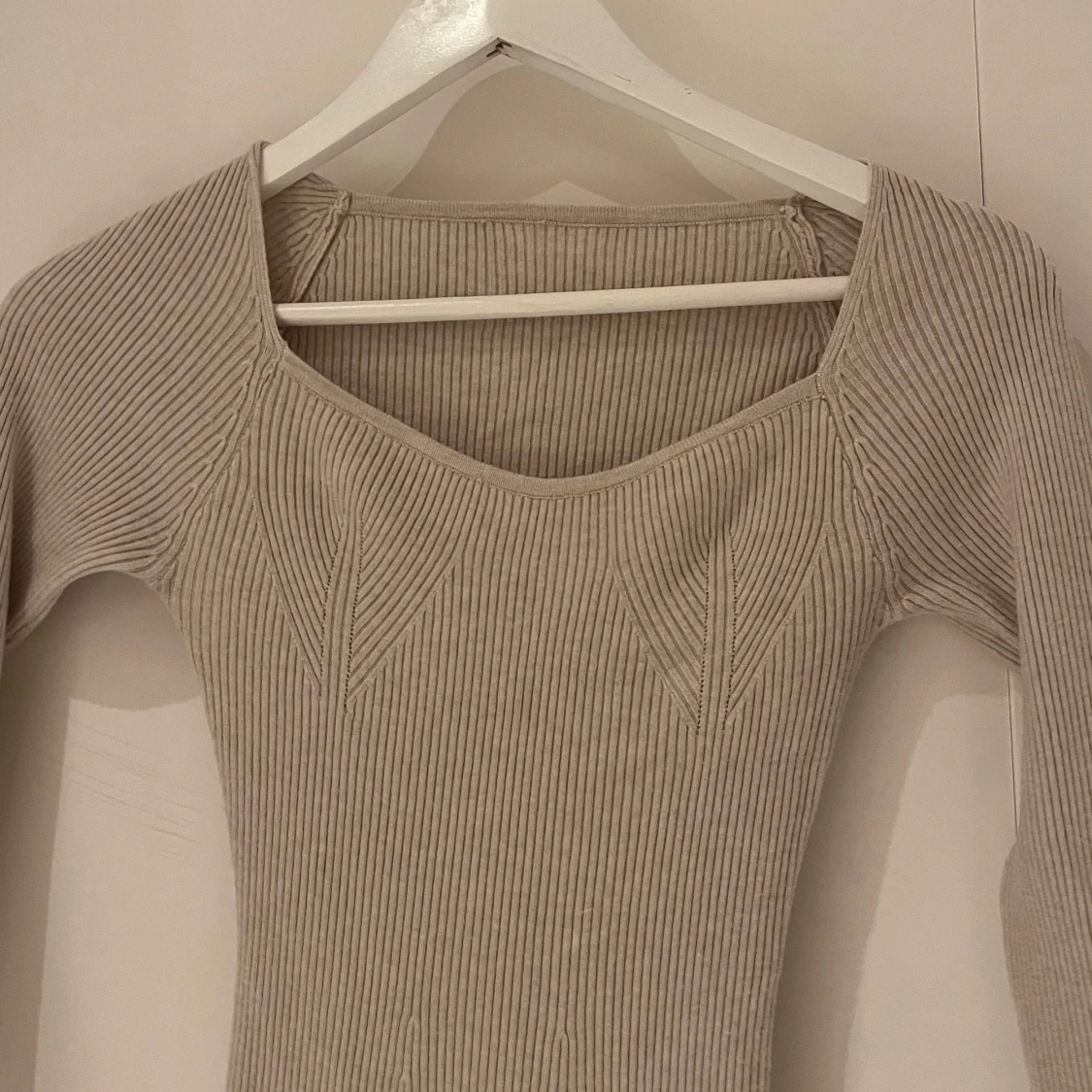 Beige ribbad långklänning - 1